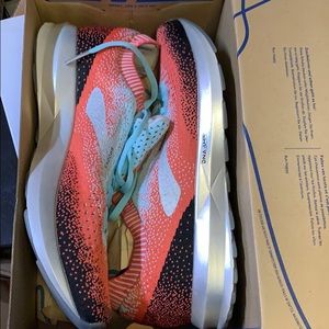 Brooks levitate 2 women’s size 11 new